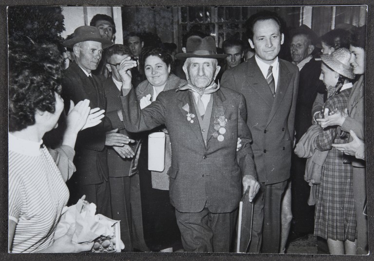 Reggio Emilia, 1955, Teatro Municipale, Festeggiamenti per l'80° di Alcide Cervi, arrivo di Alcide Cervi.